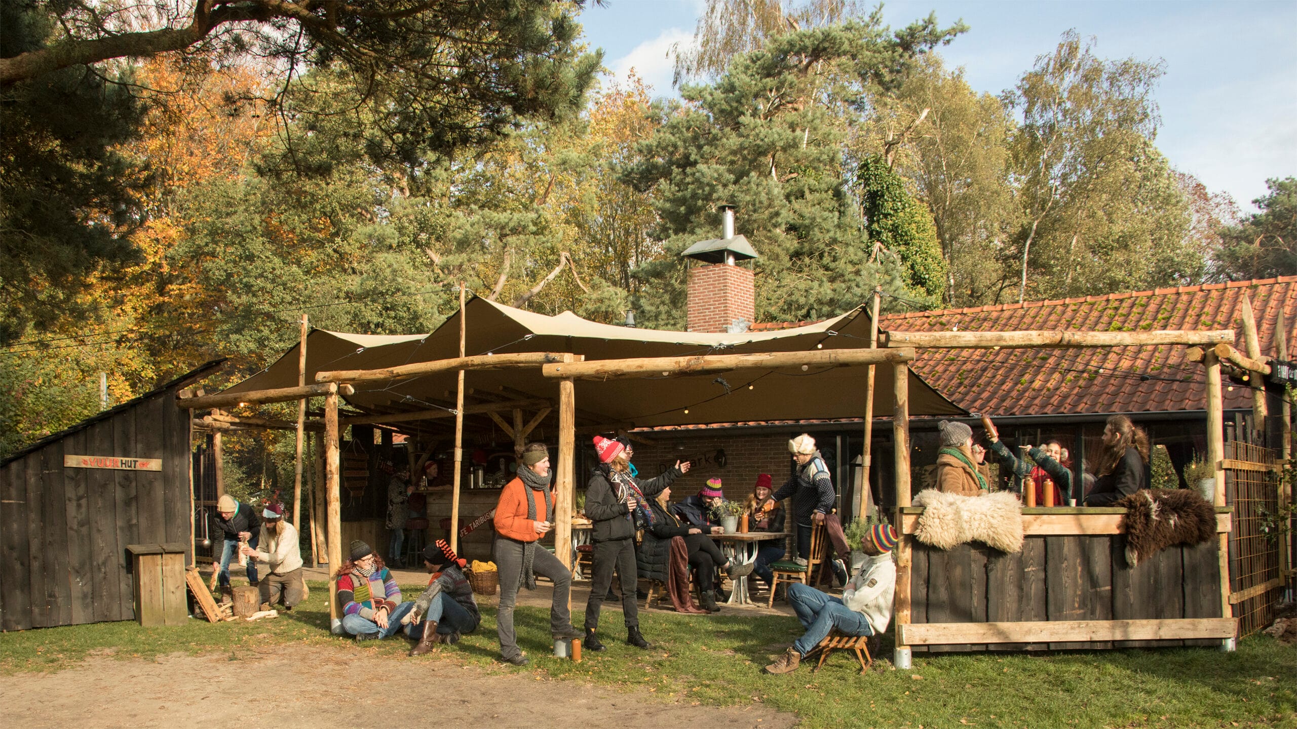 Groep mensen geniet van de buitenlucht in de winter