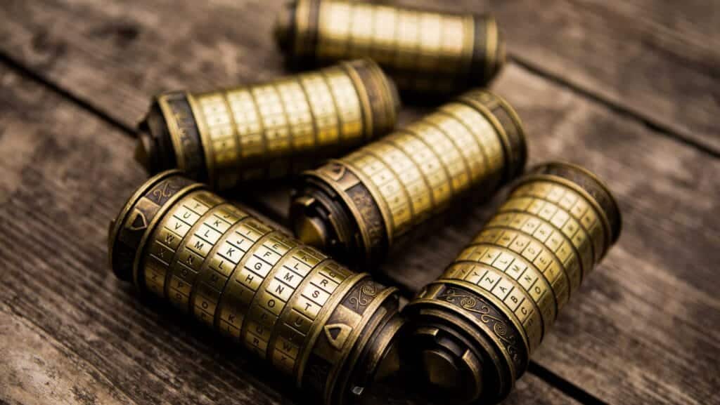 close-up shot van cryptex die wordt gebruikt tijdens taribush break in room