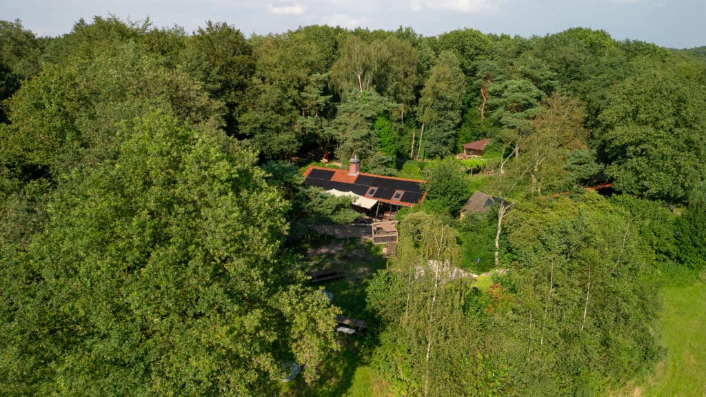 Een luchtfoto van teamuitjes locatie Kamp de Marke. Perfect voor groepsuitjes, teamuitjes, bedrijfsuitjes en vergaderingen