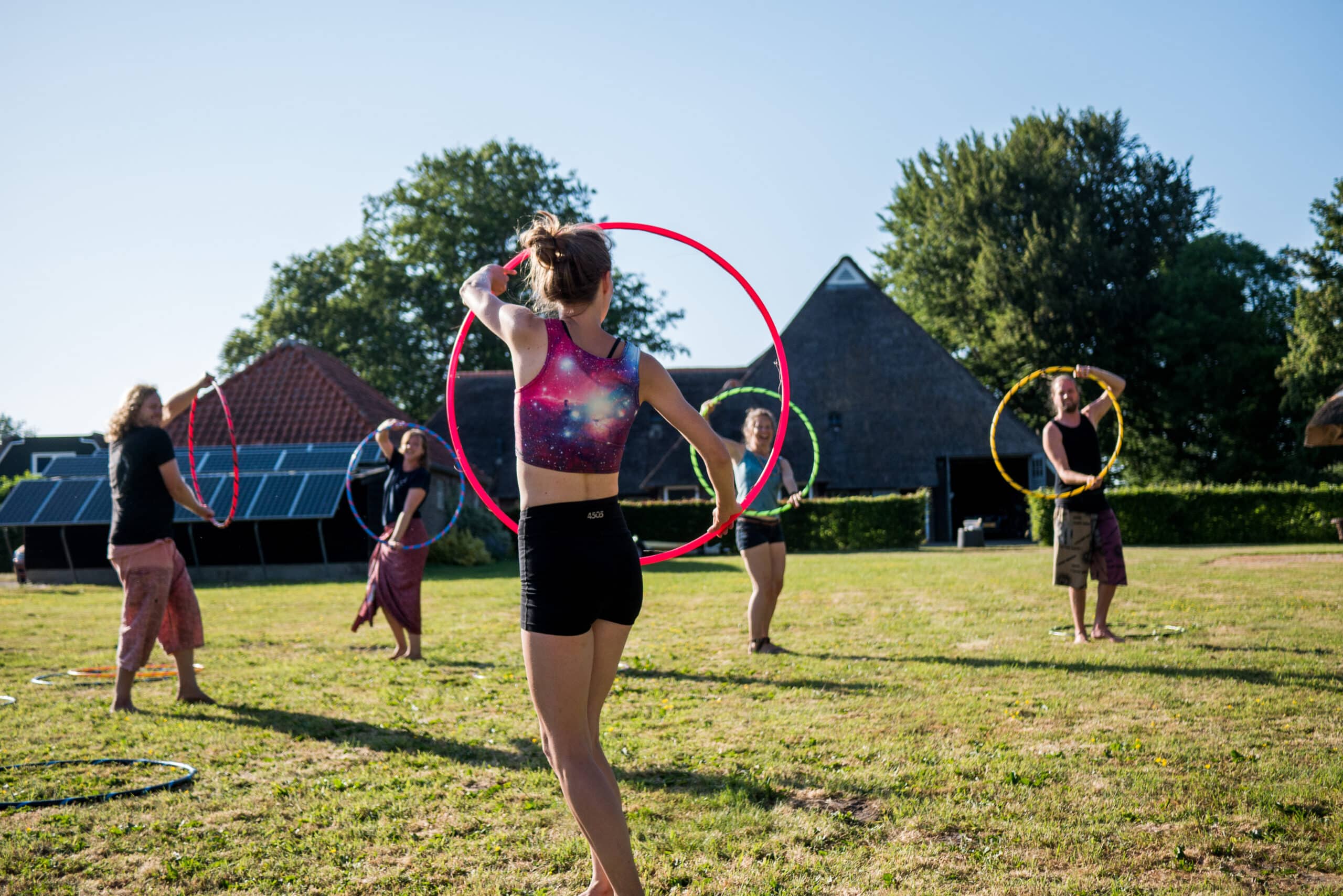 Leer de fijne kneepjes van hoepelen tijdens een workshop hoepelen bij Taribush Uitjes.