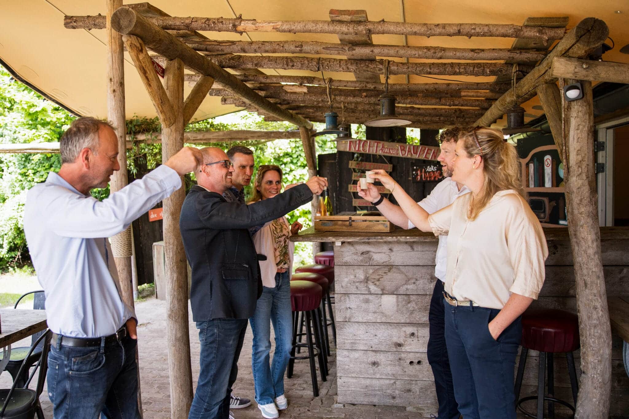 Een groep mensen is aan het borrelen bij Taribush Uitjes