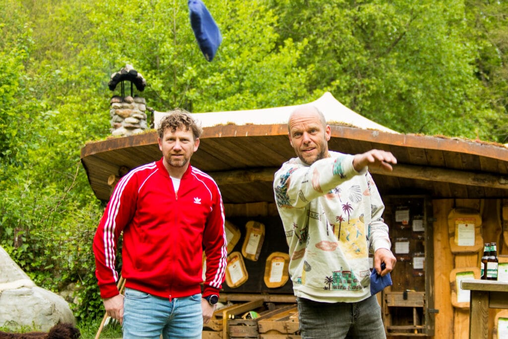 Twee mensen spelen fanatiek een potje Cornhole.