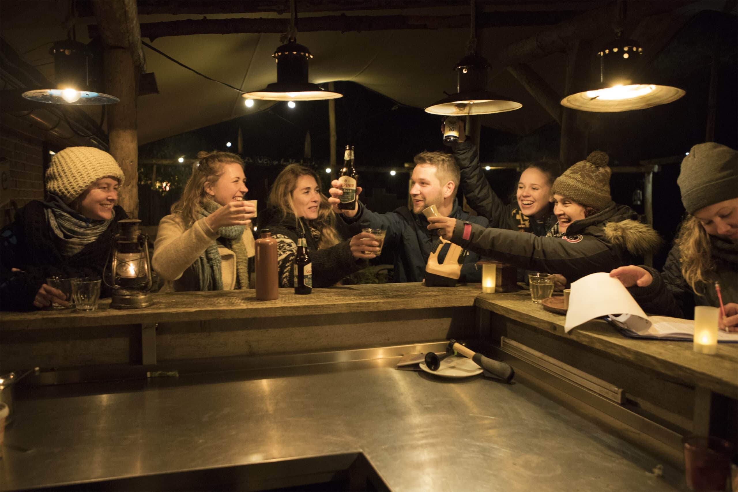 In de winter naar buiten heeft iets magisch. Lekker bij het kampvuur met chocomel en gluhwein.