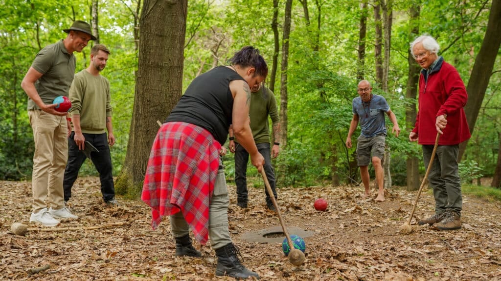 Een potje bosgolf tijdens een teamuitje in Drenthe in de natuur bij Taribush Uitjes