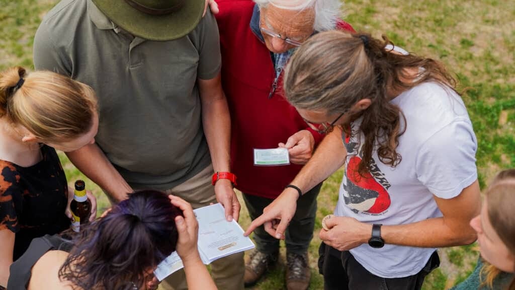 Wie is de Mol en saboteert het spel tijdens het puzzelen in de natuur bij Taribush Uitjes.
