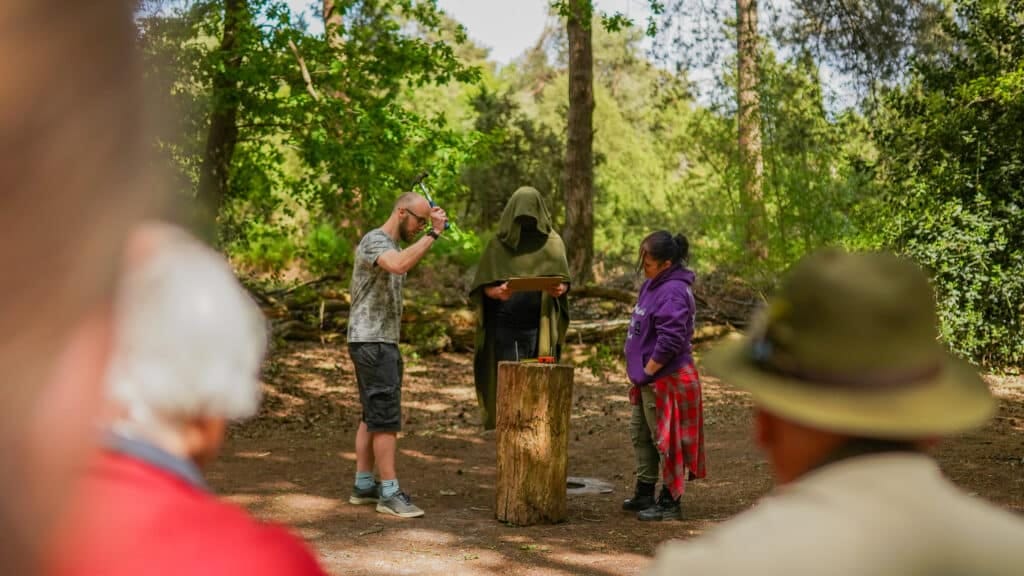 Deelnemers voeren een uitdagende opdracht uit tijdens Expeditie de Mol bij Taribush Uitjes.