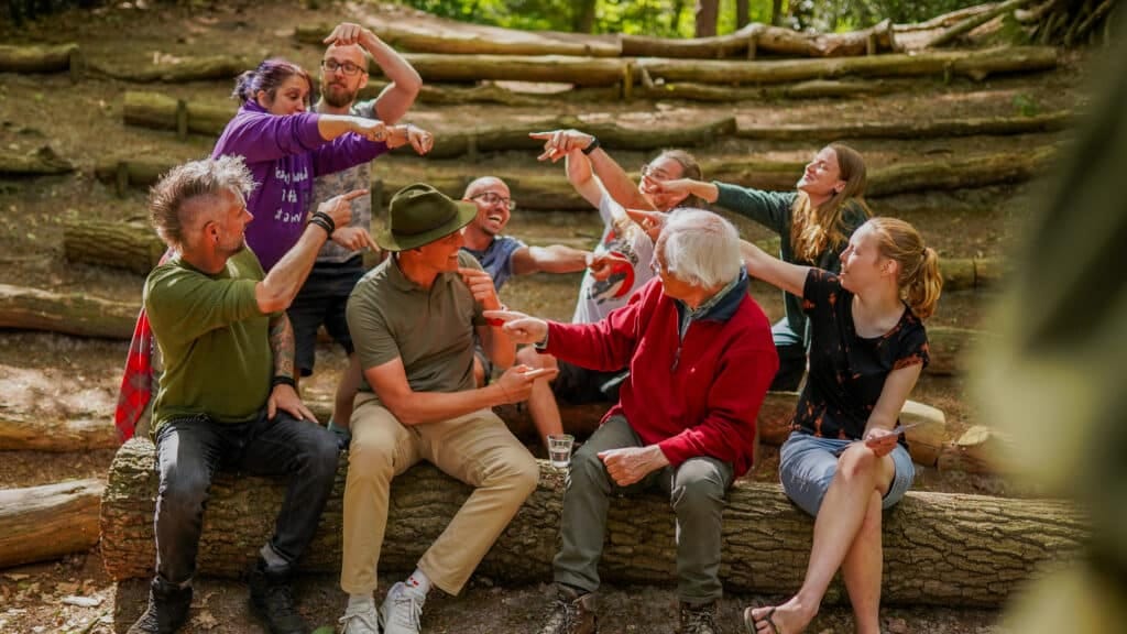 Verdachte blikken en teamwork tijdens Expeditie de Mol bij Taribush.